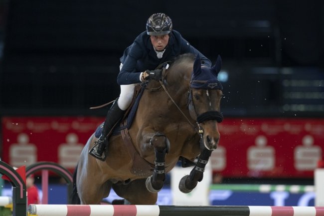 On-form Fuchs holds top spot after day one thriller