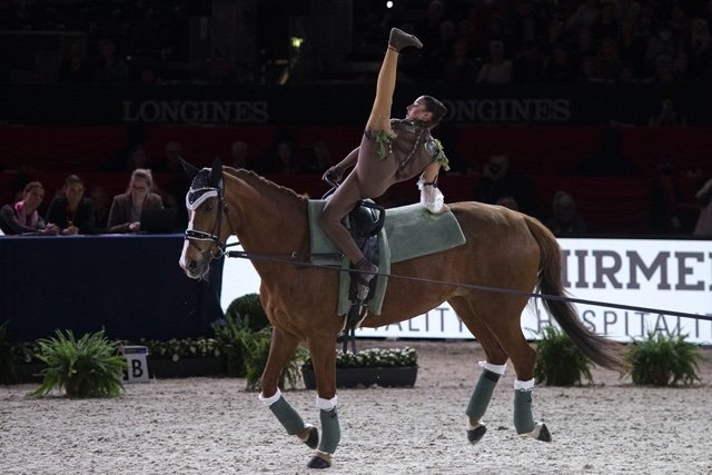 French favourites storm ahead