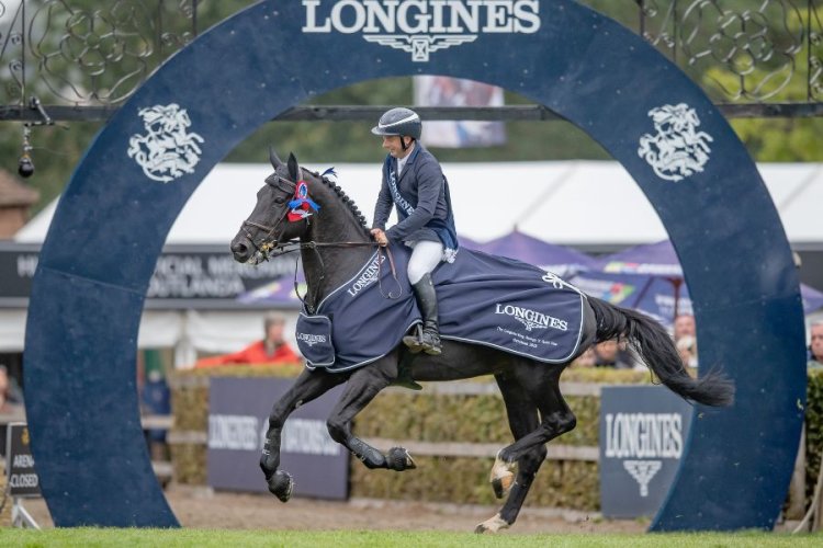 Robert Whitaker lands first Longines King George V Gold Cup